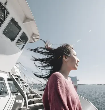 Mujer en barco mirando el mar