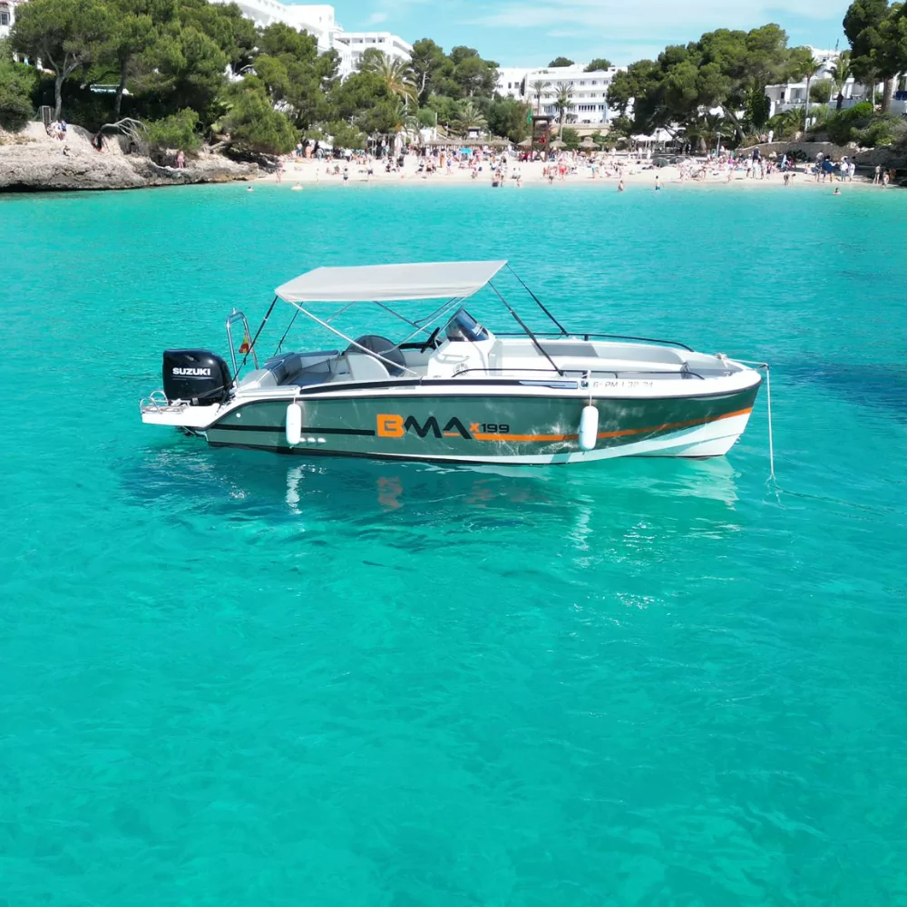 Barca con la playa al fondo