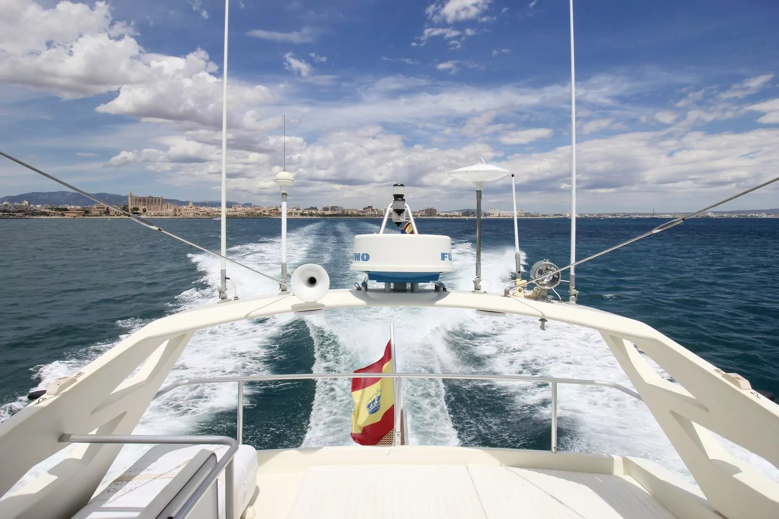 d513cf_47f264e685654f95b68ea3d48fa4a4b8~mv2 - Mallorca Global Charter